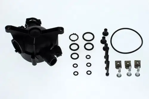 Pumpengehäuse von Bosch, umgeben von verschiedenen Dichtungen, O-Ringen, Halterungen und Schrauben, die zur Montage und Abdichtung dienen.